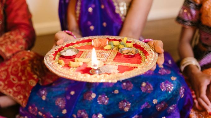 <strong>કુળદેવીની પૂજા ન કરવી</strong><br>પંડિત ધીરેન્દ્ર શાસ્ત્રીના જણાવ્યા અનુસાર, ઘણી વખત વ્યક્તિને આર્થિક તંગીનો સામનો કરવો પડે છે કારણ કે તે તેમની કુળદેવીની પૂજા કરતા નથી. એવું કહેવામાં આવે છે કે નિયમિતપણે પોતાની કુળદેવીની પૂજા કરવાથી વાસ્તુ દોષ માંથી છૂટકારો મળે છે. સાથે જ દેવી લક્ષ્મી પણ પ્રસન્ન રહે છે. (Photo: Canva)