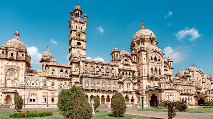 <strong>લક્ષ્મી વિલાસ પેલેસ વડોદરાનું ઘરેણું</strong><br>લક્ષ્મી વિલાસ પેલેસ વડોદરાનું ઘરેણું છે. તાજેતરમાં ભારતના વડાપ્રધાન નરેન્દ્ર મોદી અને સ્પેનના પીએમ પેડ્રો સાંચેઝે ગુજરાતના વડોદરાના લક્ષ્મી વિલાસ પેલેસ શહેરની મુલાકાત લીધી હતી. લક્ષ્મી વિલાસ પેલેસ એ વડોદરાના રાજવી ગાયકવાડ રાજ પરિવારનું નિવાસ સ્થાન છે. તમને જાણીને આશ્ચર્ય થશે કે અદભુત સ્થાપત્ય શૈલી અને વૈભવી લક્ષ્મી વિલાસ પેસે દુનિયાનું સૌથી મોટું ઘર છે અને લંડનના બકિંધમ પેલેસ કરતા 4 ગણું મોટું છે. તો ચાલો લક્ષ્મી વિલાસ પેલેસની ખાસિયત વિશે જાણીયે (Photo: Gujarat Tourism)