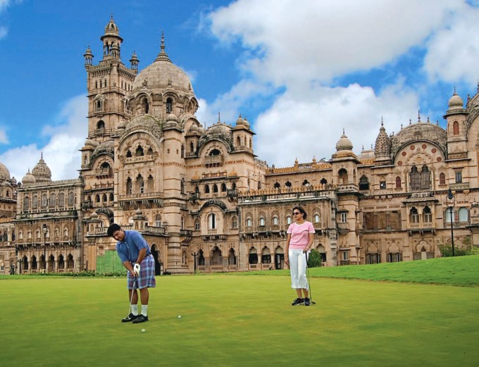 <strong>લક્ષ્મી વિલાસ પેલેસની ખાસિયત</strong><br>લક્ષ્મી વિલાસ પેલેસ કિંમત ચીજવસ્તુઓથી સુશોભિત છે. મોંઘું ફર્નિચર,ઐતિહાસિક એન્ટિક આઈટમ, રાજવાડા સમયની ચીજવસ્તુઓ લક્ષ્મી વિલાસ પેલેસને ખાસ બનાવે છે. આ મહેલની બહાર ગોલ્ફ કોર્સ, એલવીપી બેન્ક્વેટ અને મોતી બાગ પેલેસ અને મહારાજા ફતેહ સિંહ મ્યુઝિયમ બિલ્ડિંગ છે. આ ઉપરાંત આ પેલેસમાં મોતી બાગ ક્રિકેટ ગ્રાઉન્ડ, બરોડા ક્રિકેટ એસોસિએશનની ઓફિસ, ઇન્ડોર ટેનિસ અને બેડમિન્ટન કોર્ટ છે. આ મહેલમાં નાનું પ્રાણી સંગ્રહાલય અને મહેલના બાળકો માટે રેલવે ટ્રેક પણ છે. (Photo: Gujarat Tourism)