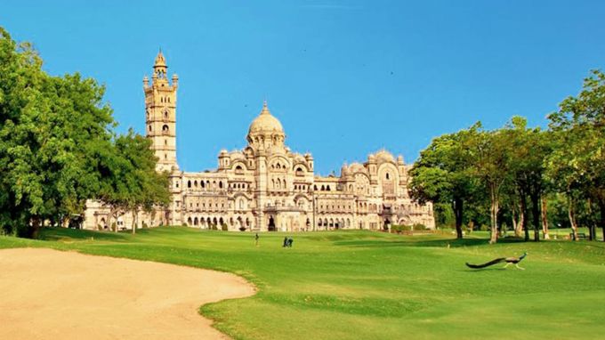 <strong>લક્ષ્મી વિલાસ પેલેસ કોણે અને ક્યારે નિર્માણ કરાવ્યું</strong><br>લક્ષ્મી વિલાસ પેલેસ વડોદરાના ગાયકવાડ રાજવંશનું નિવાસ સ્થાન છે.વડોદરાના મહારાજા સયાજીરાવ ગાયકવાડના આદેશથી વર્ષ 1890માં લક્ષ્મી વિલાસ પેલેસનું નિર્માણ કરવામાં આવ્યું હતું. આ પેલેસના નિર્માણમાં 12 વર્ષ લાગ્યા હતા. આ મહેલના નિર્માણ પાછળ તે સમયે 3 લાખ સ્ટર્લિંગ પાઉન્ડ ખર્ચાયા હતા. મહેલના આર્કિટેક્ચર રોબર્ટ ચિશ્વોમ હતા. (Photo: Gujarat Tourism)