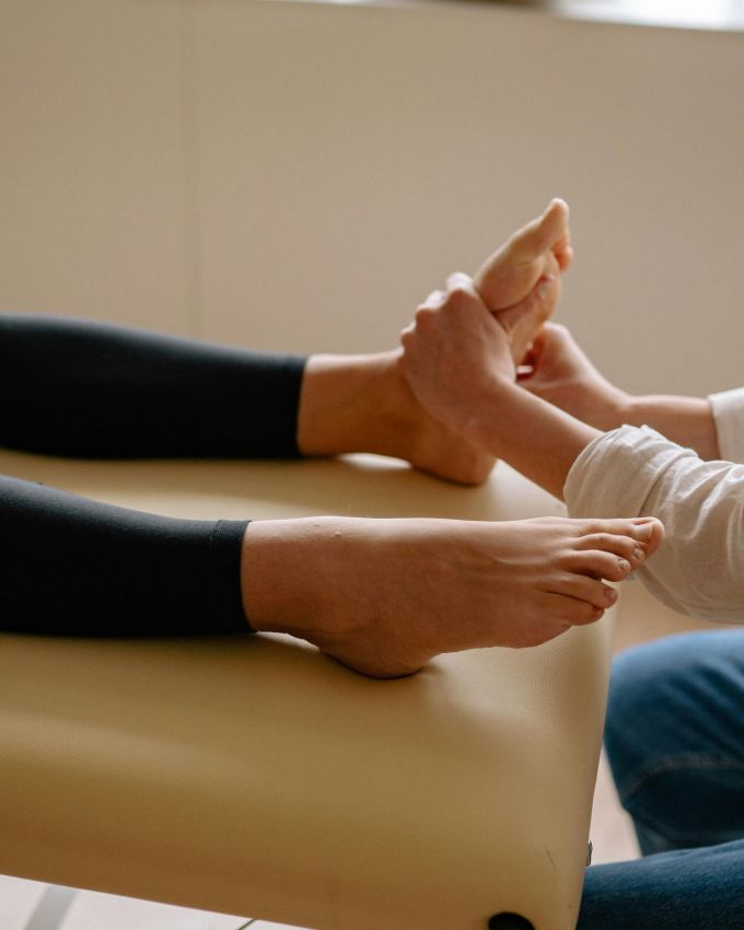 <strong>પગમાં મસાજ કરો :</strong> પગની સ્કિનને રિલેક્સ અને ફ્રેશ રાખવા માટે મસાજ ખૂબ જ જરૂરી છે. નારિયેળ તેલ અથવા ઓલિવ તેલથી તમારા પગની નિયમિત માલિશ કરો. તેનાથી રક્ત પરિભ્રમણ સુધરે છે અને પગની ત્વચામાં કુદરતી ચમક આવે છે.