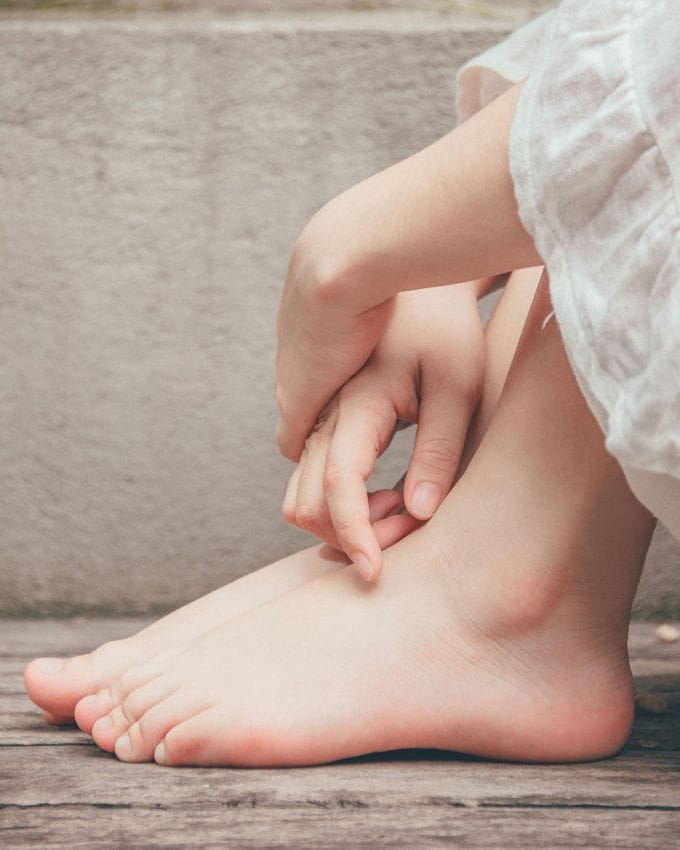 <strong>તિરાડ હીલ્સની ખાસ કાળજી લો</strong> :જો તમારી હીલ્સમાં તિરાડ પડી ગઈ હોય તો તે તમારો આખો લુક બગાડી શકે છે. તેથી તમે તિરાડ હીલ્સ માટે ખાસ ક્રીમ લગાવો. રાત્રે ક્રીમ લગાવ્યા પછી, મોજાં પહેરીને સૂઈ જાઓ, આ તમારી હીલ્સને ઝડપથી રૂઝવામાં મદદ કરશે.