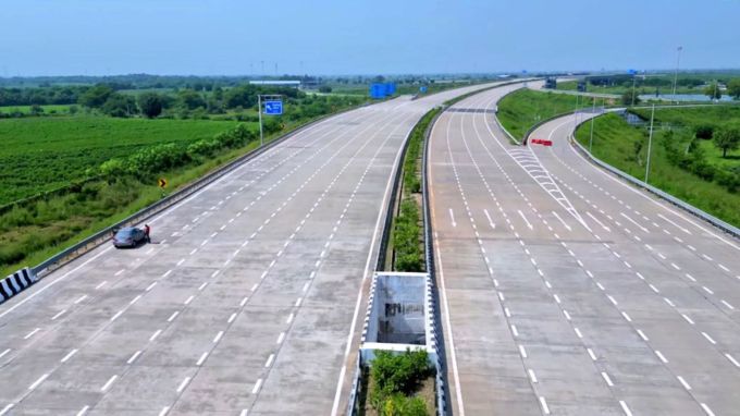 અમદાવાદ-વડોદરા એક્સપ્રેસ વેને કારણે આસપાસની જમીનોના ભાવ પણ વધી ગયા છે. એક્સપ્રેસ વેની આસપાસની જમીનની કિંમતો પણ વધી રહી છે. અમદાવાદમાં ગોતા, શેલા અને ચાંદખેડા અને વડોદરાના ચન્ની, આજવા રોડ અને કલાલી જેવા ઘણા વિસ્તારોમાં ભાવમાં આશરે 30-40 ટકાનો વધારો જોવા મળ્યો છે. (તસવીર : NHAI)