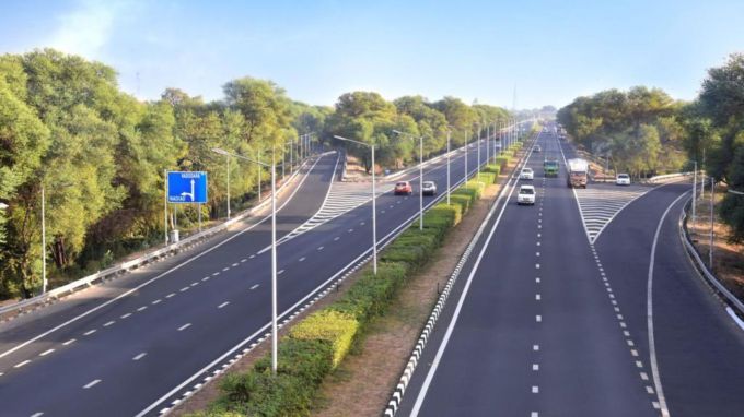 અમદાવાદ-વડોદરા એક્સપ્રેસ વે અમદાવાદના નરોડા રોડથી શરૂ થાય છે અને વડોદરામાં NH-64 સાથે જોડાય છે. મુંબઈ-પુણે એક્સપ્રેસવેનું નિર્માણ સૌપ્રથમ કરવામાં આવ્યું હોવા છતાં અમદાવાદ-વડોદરા સત્તાવાર રીતે 'નેશનલ એક્સપ્રેસ વે 1' તરીકે ગણવામાં આવે છે, કારણ કે તે NHAI દ્વારા વિતરિત કરાયેલ પ્રથમ રોડ ઈન્ફ્રાસ્ટ્રક્ચર પ્રોજેક્ટ છે. આ એક્સપ્રેસ-વે દિલ્હી-મુંબઈ એક્સપ્રેસવે પ્રોજેક્ટ સાથે પણ જોડવામાં આવશે જે ગુજરાતમાંથી પસાર થશે. તમને જણાવી દઈએ કે, આ એક્સપ્રેસ વે 475 કરોડ રૂપિયાના ખર્ચે બનાવવામાં આવ્યો હતો. (તસવીર : @nitin_gadkari)