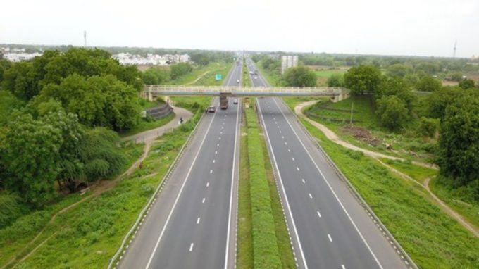 અમદાવાદ-વડોદરા એક્સપ્રેસવે ગુજરાતના બે મુખ્ય ઔદ્યોગિક કેન્દ્રો વચ્ચે વેપાર અને માલસામાનની અવરજવરને સરળ બનાવે છે. જેના કારણે રોજગારીની તકો પણ વધી રહી છે. લોકોને અવરજવરમાં ઘણી સુવિધા મળી રહી છે. તમને જણાવી દઈએ કે કાર, જીપ, વેન પર અમદાવાદ-વડોદરાથી 125 રૂપિયા અને નડિયાદથી વડોદરા માટે 75 રૂપિયા ટોલ ટેક્સ ચૂકવવો પડે છે. (તસવીર : @nitin_gadkari)