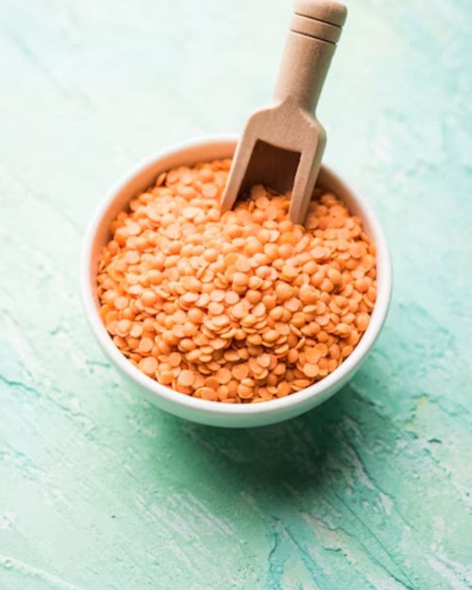 <strong>ત્વચા માટે કયો મસૂરનો ફેસ પેક શ્રેષ્ઠ છે?</strong> : મસૂરની સરળ પેસ્ટ ચહેરા પર લગાવવી એ એક ઉત્તમ ફેસ પેક છે. તેને આખી રાત પલાળી રાખો અને પીસીને ચહેરા પર 15-20 મિનિટ સુધી લગાવો અને ધોઈ લો. તે ત્વચાને ચમકદાર અને સ્વચ્છ રાખવામાં મદદ કરે છે.