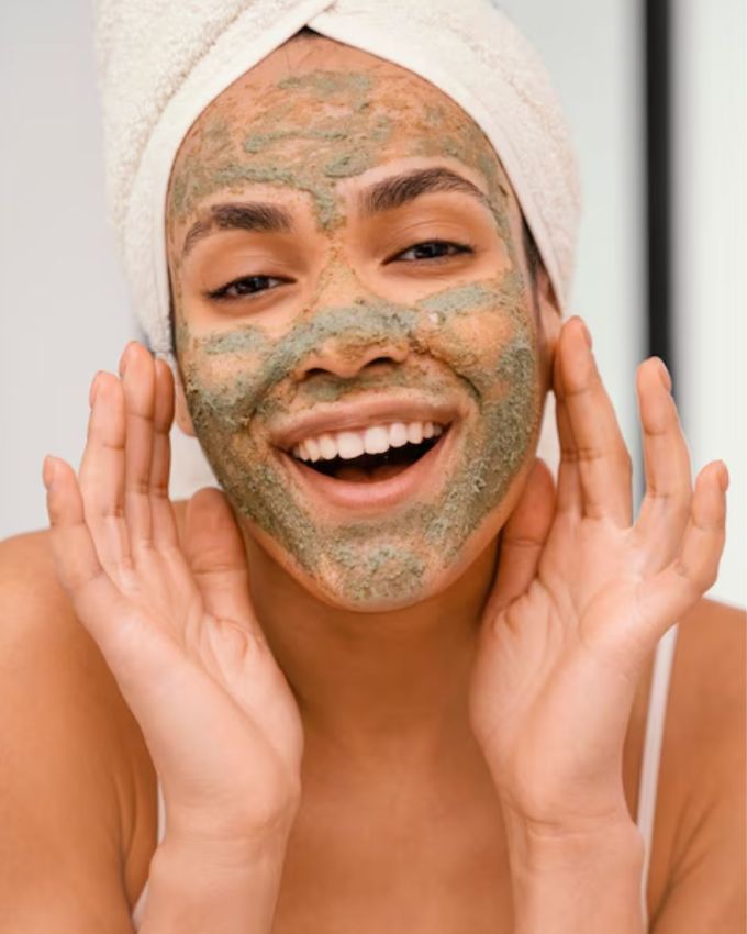 <strong>ત્વચા માટે ફાયદા નેચરલ સ્ક્રબ:</strong> મસૂરની દાળ કુદરતી સ્ક્રબ તરીકે કામ કરે છે, જે ચહેરા પરથી ખીલ અને બ્લેકહેડ્સ દૂર કરે છે  દાળમાં એન્ટીઓક્સીડેન્ટ હોય છે, જે ત્વચાને સુધારે છે અને ડાઘ ઘટાડે છે.