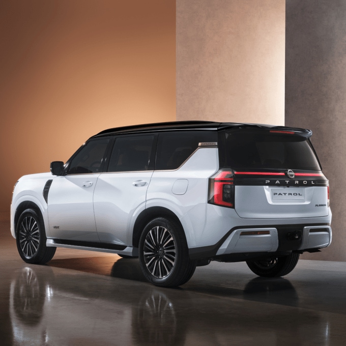 <strong>Salman Khan Bulletproof Nissan Patrol SUV:</strong> <br>સલમાન ખાન ને લોરેન્સ બિશ્નોઈ તરફથી સતત ધમકીઓ મળી રહી છે. આ દરમિયાન સલમાન ખાનની સુરક્ષા કડક કરી દેવામાં આવી છે. સલમાન ખાનની સુરક્ષા માટે દુબઇ થી ખાસ બુલેટપ્રુફ એસયુવી કાર ઇમ્પોર્ટ કરવામાં આવી છે. મીડિયા રિપોર્ટ મુજબ આ બુલેટપ્રુફ કારમાં બોમ્બ એલર્ટ ઇન્ડિકેટર જેવા ફીચર્સથી સજ્જ છે અને ફાયરિંગ કે બોમ્બ વિસ્ફોટમાં પણ સુરક્ષિત રહે છે. ચાલો જાણી સલમાન ખાનની બુલેટપ્રુફ કારની કિંમત અને ખાસિયતો વિશે વિગતવાર (Photo: Social Media)