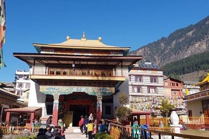 <strong>ન્યિંગમાપા મોનેસ્ટ્રી (Nyingmapa Monastery, Himachal Pradesh)</strong><br>ન્યિંગમાપા મોનેસ્ટ્રી હિમાચલ પ્રદેશમાં મનાલી ખાતે રેવલ્સર લેક પાસે આવેલું છે. આ સુંદર મોનેસ્ટ્રીમાં એક દિવસ રોકાવાનું ભાડું 200 થી 300 રૂપિયા છે. આ મોનેસ્ટ્રીમાં રોકાણ તમે આસપાસના પ્રખ્યાત સ્થળોની મુલાકાત લઇ શકો છો. જો તમને બોદ્ધ ધર્મમાં રસ હોય તો અહીં જાણકારી પ્રાપ્ત કરી શકો છો. (Photo: Social Media)