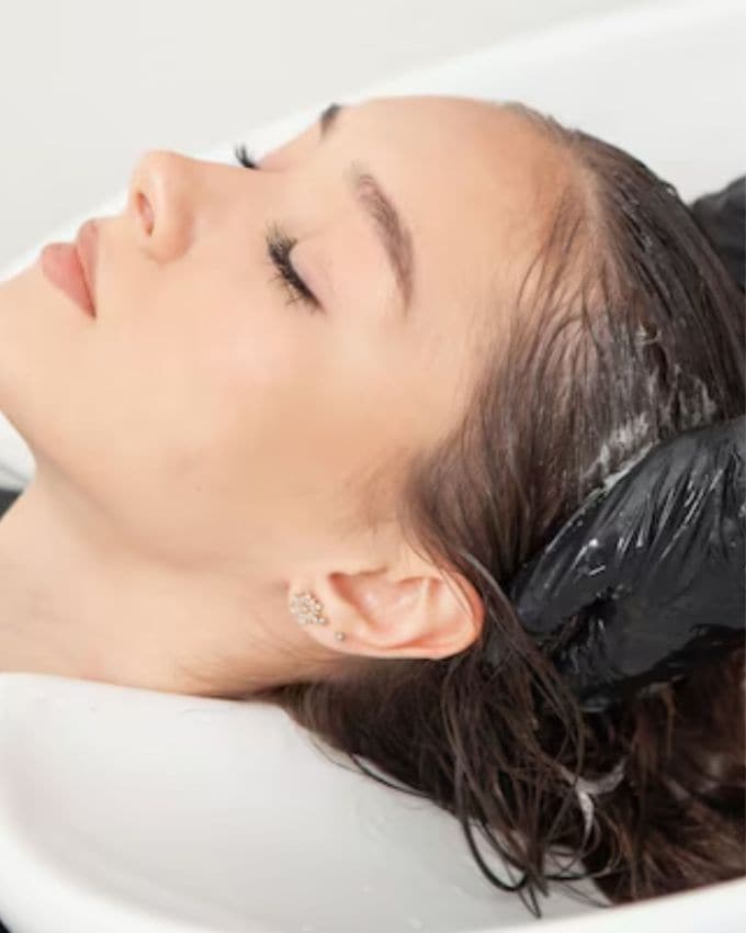 ડુંગળીનું માસ્ક તમારા ખોપરી ઉપરની ચામડીમાં રક્ત પ્રવાહ અને રક્ત પરિભ્રમણને સુધારે છે. આ માસ્ક તૈયાર કરવા માટે તમારે વધારે કંઈ કરવાની જરૂર નથી. તમારે ડુંગળી લેવી પડશે, તેને સારી રીતે પીસી લો અને પછી તેને તમારા માથા પર લગાવો. બાદમાં તેને હળવા શેમ્પૂની મદદથી ધોઈને દૂર કરવું પડશે.