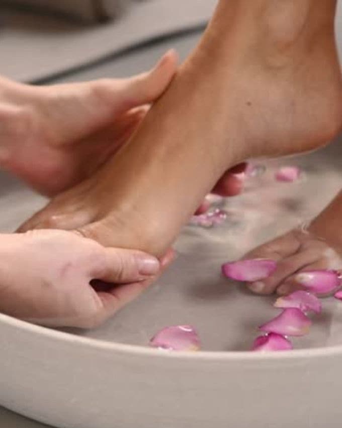 <strong>નખની સફાઈ અને પેડિક્યોર કરો : </strong>તમારા પગના નખ પણ એટલા જ મહત્વપૂર્ણ છે. નિયમિત પેડિક્યોર કરો અને નખની સ્વચ્છતાનું ધ્યાન રાખો. જો તમે જાતે પેડિક્યોર ન કરી શકો તો મહિનામાં ઓછામાં ઓછું એકવાર નિષ્ણાત પાસેથી પેડિક્યોર કરાવો. તમારા નખને સરસ રીતે આકાર આપો અને ચળકતી નેઇલ પોલીશથી સજાવો.