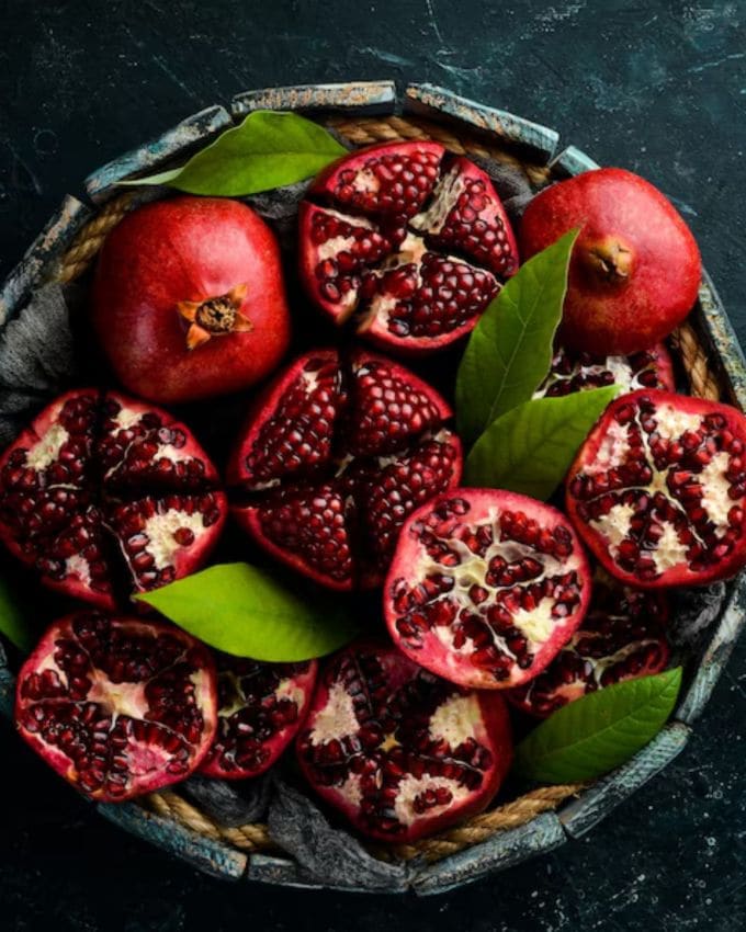 પિમ્પલ્સ દૂર કરવા માટે તમારે પહેલા દાડમની છાલને સૂકવી લેવી જોઈએ. આ પછી, આ સૂકા દાડમની છાલને એક પેનમાં સારી રીતે ફ્રાય કરો. છાલને ફ્રાય કરો, તેને ઠંડુ કરો અને તેને મિક્સરમાં પીસી લો. આ મિશ્રણમાં લીંબુનો રસ અથવા ગુલાબજળ ઉમેરીને પેસ્ટ બનાવો અને તેને ચહેરા પર લગાવો. તમને થોડા દિવસોમાં તેની અસર દેખાવા લાગશે.