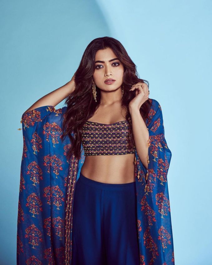 રશ્મિકા મંડન્ના બ્લ્યુ આઉટફિટ : <a href="https://gujarati.indianexpress.com/about/rashmika-mandanna/" data-type="URL" data-id="https://gujarati.indianexpress.com/about/rashmika-mandanna/">રશ્મિકા મંદાના </a>તેના ગ્રાઉન્ડ એટીટ્યુડ અને સ્ટાઇલિશ લુક માટે જાણીતી છે, તેણે પરફેક્ટ નવરાત્રી લુક આપ્યો છે. અભિનેત્રીએ છટાદાર બ્લ્યુ કો-ઓર્ડ સેટ પહેરીને તેની તસવીર ઇન્સ્ટાગ્રામ પર શેર કરી છે, આ આઉટફિટમાં પ્રિન્ટેડ ક્રોપ ટોપ અને બ્લુ કેપ સાથે હાઈ વેઈસ્ટ પલાઝો પહેર્યો છે. 