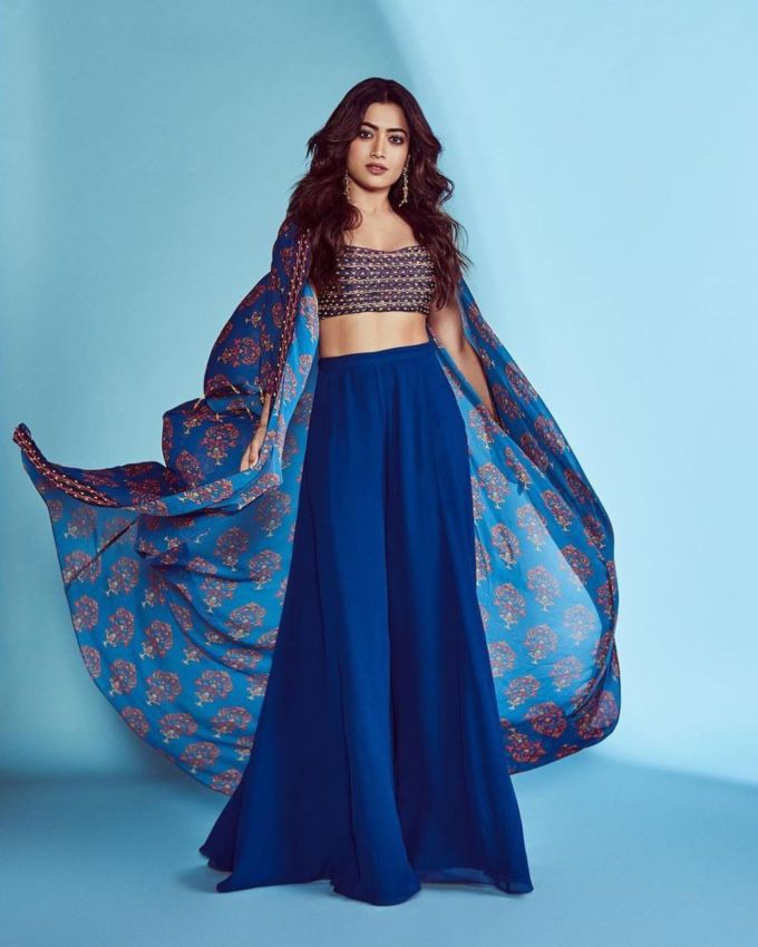 <strong>રશ્મિકા મંડન્ના બ્લ્યુ આઉટફિટ :</strong> એક સ્પેશિયલ ટચ ઉમેરવા માટે એકટ્રેસે તેના હેરને સોફ્ટ કર્લ્સ સાથે ઓપન  રાખ્યા છે અને મિનમલ એક્સેસરીઝ સાથે લુક કંપ્લીટ કર્યો છે. રશ્મિકા એક પરફેક્ટ ફેસ્ટિવલ માહોલને લઈને લોન્ગ ઈયરિંગ્સ પસંદ કરી છે. તેની સુંદરતામાં વધારો કરવા માટે મેકઅપમાં બ્રાઉન લિપ શેડ, આય્બ્રોઝ અને સ્મોકી આંખો કરી  છે, જે યોગ્ય ગ્લેમર ઉમેરે છે. જો તમને પણ ટ્રેડિશનલ સાથે કંઈક મોડર્ન લુક અપનાવો છે તો આ આઉટફિટ તમારા માટે યોગ્ય ગ્રેબ બની શકે છે. તમે ઓક્સિડાઇઝ્ડ જ્વેલરી પણ પસંદ કરી શકો છો, જે નવરાત્રિની કંપ્લીટ અનુભૂતિ આપે છે. 