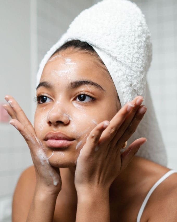 <strong>સ્કિન મોસ્ચ્યુરાઇઝ કરે </strong>: શિયા બટરની જાડી અને ક્રીમી રચના સ્કિનમાં ઊંડે સુધી પ્રવેશ કરે છે અને તેને મોઇશ્ચરાઇઝ કરે છે. ખાસ કરીને શુષ્ક ત્વચાવાળા લોકો માટે આ વરદાન સાબિત થઈ શકે છે.