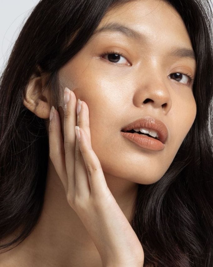 શું તમે પણ એવી નેચરલ વસ્તુ શોધી રહ્યા છો જે તમારી સ્કિનને નરમ અને સ્વસ્થ બનાવે? જો હા, તો શિયા બટર (Shea Butter) તમારા માટે પરફેક્ટ હોઈ શકે છે. આ એક નેચરલ બ્યુટી પ્રોડક્ટ છે જેનો આફ્રિકાના લોકો સદીઓથી ઉપયોગ કરી રહ્યા છે. તે તમારી સ્કિનને ન માત્ર સોફ્ટ બનાવે પરંતુ તેને ઊંડે સુધી પોષણ પણ આપે છે.