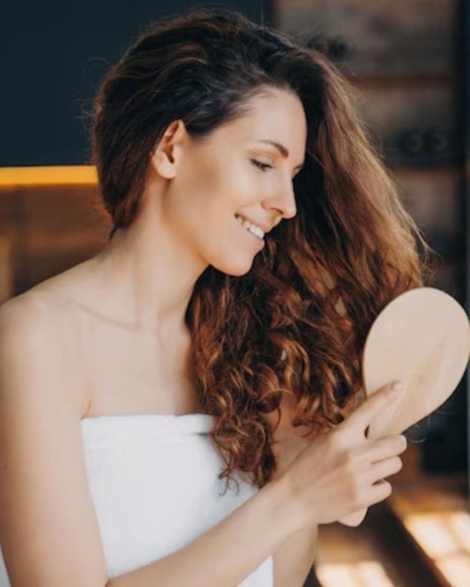 વાળ માટે પણ ફાયદાકારક : શિયા બટર માત્ર ત્વચા માટે જ નહીં પરંતુ તમારા વાળ માટે પણ ફાયદાકારક છે. તે વાળને ભેજ પ્રદાન કરે છે અને તેમને મજબૂત અને ચમકદાર બનાવે છે. તમે તમારા રોજિંદા મોઇશ્ચરાઇઝર તરીકે શિયા બટરનો ઉપયોગ કરી શકો છો. તે ખાસ કરીને શિયાળામાં ખૂબ અસરકારક છે.વાળમાં શિયા બટર લગાવો અને 20-30 મિનિટ સુધી રહેવા દો અને પછી ધોઈ લો. તેનાથી તમારા વાળમાં ચમક અને મુલાયમતા આવશે.