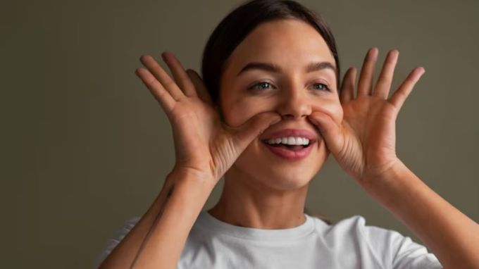 <strong>અખરોટ ત્વચા અને આંખો માટે પણ ફાયદાકારક</strong><br>અખરોટ આંખો માટે પણ ખૂબ ફાયદાકારક છે. તેમજ ત્વચા સંબંધિત સમસ્યાઓ પણ તેના સેવનથી મટી થઈ શકે છે. (Photo: Freepik)