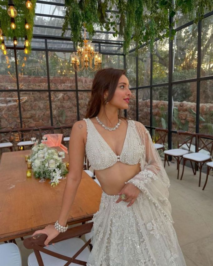 <strong>તૃપ્તિ ડિમરી વાઈટ આઉટફિટ લુક (Tripti Dimri White Outfit Look): </strong>બોલિવૂડ અભિનેત્રી તૃપ્તિ ડિમરી (Tripti Dimri) સંપૂર્ણ પરફેક્શન સાથે ઓલ-વ્હાઈટ લુક આપી રહી છે! આકર્ષક ડ્રેસથી લઈને ભવ્ય ટ્રેડિશનલ સુધી તે સાબિત કરી રહી છે કે સફેદ કલર એવરપ્યોર છે, તેનો લુક છટાદાર અને ઓહ-સો-સ્ટાઈલિશ છે. પછી ભલે તે કેઝ્યુઅલ આઉટિંગ્સ માટે હોય કે ગ્લેમરસ ઈવેન્ટ્સ માટે હોય. ફ્લોરલ, હેવી લેહેંગા અને ઓક્સિડાઇઝ્ડ એક્સેસરીઝ સાથે પેર કરીને તમે તમારા નવરાત્રિ લુક માટે   વિચારી શકો છો