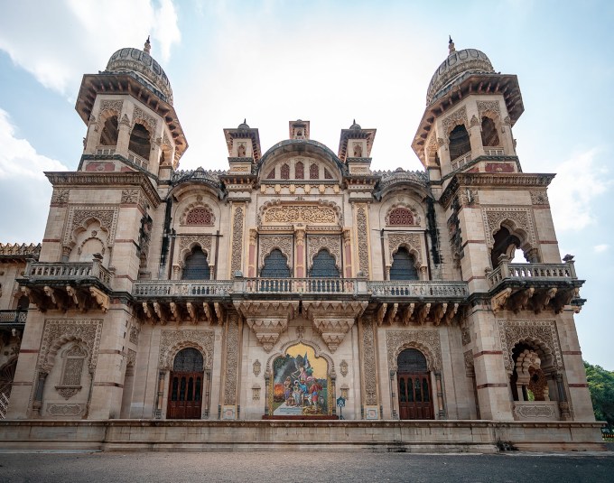 <strong>લક્ષ્મી વિલાસ પેલેસમાં કોણ રહે છે</strong>.<br>લક્ષ્મવી વિલાસ પેલેસ વડોદરાના ગાયકવાડ રાજ પરિવારનું નિવાસ સ્થાન છે. આ ભવ્ય મહેલમાં મહારાજા સમરજિતસિંહ ગાયકવાડ, તેમના પત્ની રાધિકારાજે ગાયકવાડ અને તેમની બે પુત્રીઓનું ઘર છે. લક્ષ્મી વિલાસ પેલેસ ખૂબ જ રસપ્રદ ઇતિહાસ ધરાવે છે. (Photo: Gujarat Tourism)