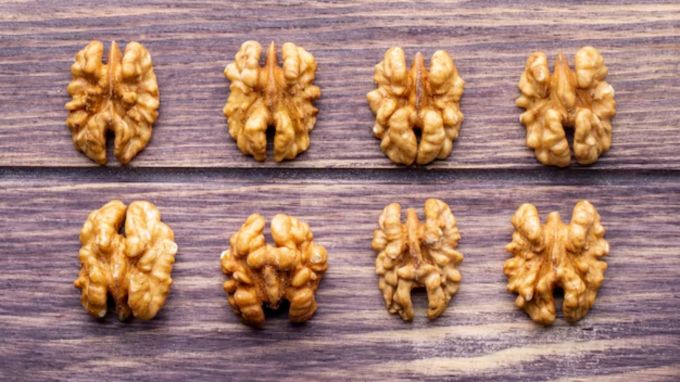 <strong>એક દિવસમાં કેટલા અખરોટ ખાવા જોઇએ?</strong><br>એખરોટનું સાચી રીતે મર્યાદિત પ્રમાણમાં સેવન કરવાથી શરીરને બહુ ફાયદો થાય છે. એક દિવસમાં 30 થી 60 ગ્રામ અખરોટનું સેવન હૃદયના સ્વાસ્થ્ય માટે ફાયદાકારક કહેવાય છે. એટલે કે એક દિવસમાં 2 થી 3 અખરોટનું સેવન કરી શકાય છે. આનાથી વધુ સેવન કરવું નુકસાનકારક સાબિત થઈ શકે છે. ઉપરાંત ખાલી પેટ અખરોટનું સેવન ન કરવું જોઈએ. તેમજ કફની સમસ્યા હોય તો તેવા લોકોએ ન ખાવું જોઈએ. (Photo: Freepik)