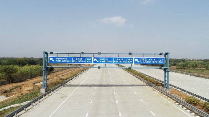 અમદાવાદ-વડોદરા એક્સપ્રેસ વે, જેને મહાત્મા ગાંધી એક્સપ્રેસ વે તરીકે પણ ઓળખવામાં આવે છે. તેની લંબાઈ 93 કિલોમીટર છે. આ એક્સપ્રેસ વેને કારણે બંને શહેરો વચ્ચેનો મુસાફરીનો સમય 2.5 કલાકથી ઘટાડીને માત્ર એક કલાક થઈ ગયો છે. ઉત્તર છેડે અમદાવાદ અને દક્ષિણ છેડે વડોદરા સાથે પ્રોજેક્ટના પ્રથમ વિભાગનું ઉદ્ઘાટન 2004માં ભૂતપૂર્વ વડાપ્રધાન અટલ બિહારી વાજપેયી દ્વારા કરવામાં આવ્યું હતું. જે બાદ આ એક્સપ્રેસ વે પર કામ શરૂ કરવામાં આવ્યું હતું. (તસવીર : @nitin_gadkari)