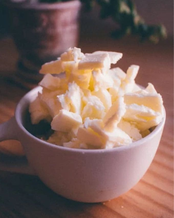 હંમેશા શુદ્ધ અને ઓર્ગેનિક શિયા બટર ખરીદો. તે કોઈપણ રસાયણો વિના કુદરતી ગુણધર્મોથી ભરપૂર છે. પેકેજિંગમાં શિયા બટર ખરીદો જે સારી રીતે સીલ કરેલ હોય અને હવા અથવા ધૂળથી સુરક્ષિત હોય. ખરીદતી વખતે તેની એક્સપાયરી ડેટ ચોક્કસ તપાસો જેથી તમે તાજા અને અસરકારક ઉત્પાદનનો ઉપયોગ કરી શકો.