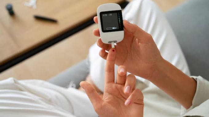 <strong>Worst Fruits For Diabetics Patients: ડાયાબિટીસ દર્દી માટે હાનિકારક ફળ</strong><br>દિવાળી દરમિયાન શુગર કંટ્રોલઃ દિવાળીની સાથે તહેવારોની સિઝન પણ શરૂ થઈ ગઈ છે. દિવાળી પર મીઠાઈનું સેવન વધી જાય છે. આવી સ્થિતિમાં ડાયાબિટીસના દર્દી એ બહુ કાળજી રાખવી પડે છે. દિવાળી પર મીઠાઈ જોઇ પોતાની જાતને રોકવી સરળ નથી અને આપણે સ્વાદ માટે પણ થોડીક થોડીક મીઠાઈ ખાઈએ છીએ. ઉપરાંત જો તમે મીઠાઈ ન ખાવ તો ફળ ખાઓ છો. જો ક તમને જાણીને આશ્ચર્ય થશે કે, અમુક ફળનું સેવન કરવાથી સુગર લેવલ વધી જાય છે. અહીં એવા ફળ વિશે જાણકારી આપવામાં આવી છે, જે ડાયાબિટીસ દર્દીએ ખાવા ન જોઇએ. (Photo: Freepik)