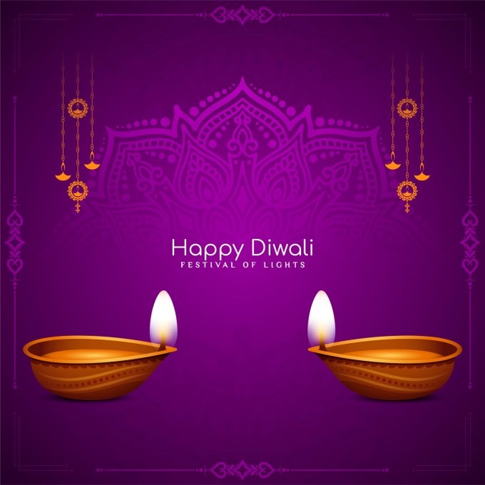 <strong>દિવાળી પર લક્ષ્મી પૂજાનું મહત્વ</strong><br>ધનતેરસ જેમ દિવાળી પર લક્ષ્મી પૂજાનું મહત્વ છે. આ દિવળી માતા લક્ષ્મી ધરતી પર વિચરણી કરે છે. દિવાળીની સાંજે લક્ષ્મી પૂજા કરવામાં આવે છે. માતા લક્ષ્મી ધન અને સંપત્તિની દેવી છે. સમગ્ર વર્ષ દરમિયાન ઘરમાં ધન સંપત્તિ આવે અને માતા લક્ષ્મીનો વાસ રહે તેવી પ્રાર્થના માટે દેવી લક્ષ્મીજીની પૂજા અર્ચના કરવામાં આવે છે. દિવાળી પર વિવિધ મીઠાઈ અને પકવાન બનાવવાનો રિવાજ છે. દિવાળી પર રંગોળી અને લાઇટિંગ વડે ઘરને શણગારવામાં આવે છે. ઉપરાંત સાંજે દીપક પ્રગટાવી ઘરને પ્રકાશિત કરવામાં આવે છે. ફટાકડા ફોડવાની મજા જ અનોખી હોય છે. (Photo: Freeepik)