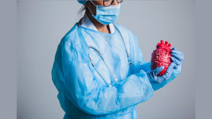 હાર્ટ પેશન્ટે પોતાના ડાયટ પર ઘણું ધ્યાન આપવું પડે છે. ઘણા એવા ડ્રાય ફ્રૂટ્સ છે જેનું સેવન હૃદયના દર્દીઓ માટે ફાયદાકારક હોવાનું કહેવાય છે, જેમાંથી એક અખરોટ છે. અખરોટનું સેવન હ્રદયના દર્દીઓ માટે રામબાણ સાબિત થઈ શકે છે. પરંતુ શું તમે જાણો છો કે એક દિવસમાં કેટલા અખરોટ ખાવા જોઈએ અને તેનું સેવન કરવાની સાચી રીત કઈ છે? (Photo: Freepik)