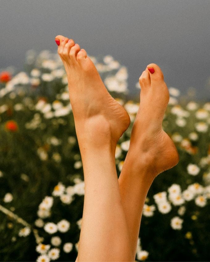 <strong>એક્સ્ફોલિયેશન કરો</strong> : પગની સ્કિનને મુલાયમ રાખવા માટે એક્સ્ફોલિયેશન ખૂબ જ જરૂરી છે. પગની મૃત સ્કિનને નિયમિતપણે દૂર કરવાથી તેની સુંદરતા જળવાઈ રહે છે. આ માટે તમે માર્કેટમાં ઉપલબ્ધ ફૂટ સ્ક્રબનો ઉપયોગ કરી શકો છો અથવા તમે મધ અને ખાંડમાંથી બનાવેલા સ્ક્રબનો ઉપયોગ કરી શકો છો.