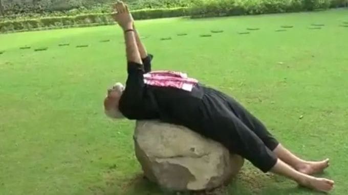 નરેન્દ્ર મોદી ધ ગેમચેન્જરના લેખક સુદેશ વર્માના જણાવ્યા અનુસાર તે ગાંધીનગરમાં જ્યારે મુખ્યમંત્રી હતા ત્યારે તેમની સવારની શરૂઆત ચાલવાથી થઈ હતી, આ આદત આજે પણ તેઓએ જાળવી રાખી છે. (Source: Narendra Modi/Twitter)