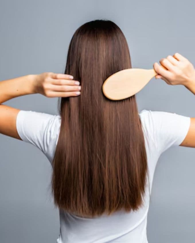 <strong>ડેન્ડ્રફથી રાહત : </strong>જો તમે ડેન્ડ્રફથી પરેશાન છો તો દાડમની છાલ તમને તેનાથી રાહત આપી શકે છે. તેનો ઉપયોગ તમે ઘરે સરળતાથી કરી શકો છો. તેનો ઉપયોગ કરવા માટે, તમારે તમારા કોઈપણ તેલ સાથે દાડમની છાલનો પાવડર સારી રીતે ભેળવવો પડશે. આ પછી આ તેલને વાળમાં લગાવો અને આખી રાત રહેવા દો. થોડા જ દિવસોમાં તમે જોશો કે ડેન્ડ્રફ ગાયબ થઈ રહ્યો છે.