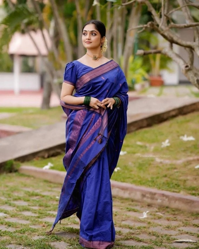 <strong>નવરાત્રી 2024 ચોથું નોતરું</strong><br>નવરાત્રીના ચોથા દિવસે માતા કુષ્માંડાની પૂજા કરવામાં આવે છે. માન્યતાઓ અનુસાર આ દિવસે ઘેરા વાદળી અથવા જાંબલી રંગના કપડાં પહેરી શકે છે. (Photo: @saree_collaction)