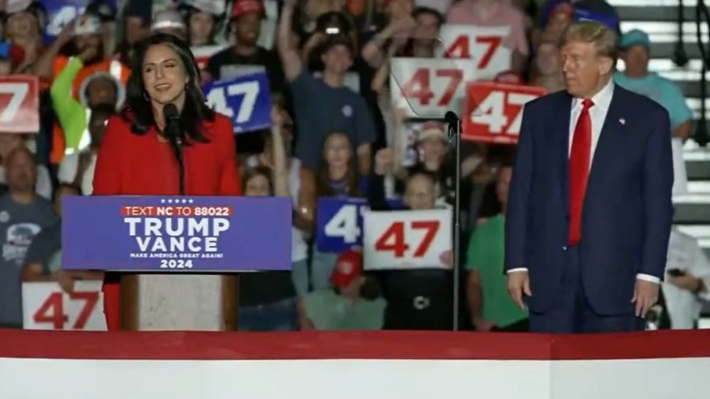 અમેરિકા રાષ્ટ્રપતિ ચૂંટણી : પૂર્વ ડેમોક્રેટ નેતા તુલસી ગબાર્ડ ટ્રમ્પની હાજરીમાં રિપબ્લિકન પાર્ટીમાં જોડાયા અમેરિકા રાષ્ટ્રપતિ ચૂંટણી : પૂર્વ ડેમોક્રેટ નેતા તુલસી ગબાર્ડ ટ્રમ્પની હાજરીમાં રિપબ્લિકન પાર્ટીમાં જોડાયા