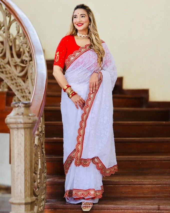 <strong>નવરાત્રી 2024 પ્રથમ નોરતું</strong><br>નવરાત્રીના પહેલા નોતરે નવ દુર્ગા માતાના પ્રથમ સ્વરૂપ માતા શૈલપુત્રીની પૂજા કરવામાં આવે છે. શૈલપુત્રી દેવી સફેદ વસ્ત્ર ધારણ કરે છે. આ દિવસે સફેદ રંગના વસ્ત્રો ધારણ કરી પૂજા કરવી શુભ માનવામાં આવે છે. (Photo: @saree_collaction)