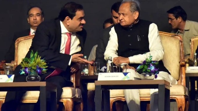 <strong>અદાણી એરપોર્ટ</strong><br>એરપોર્ટ પર અદાણી ગ્રુપનો પણ ઘણો પ્રભાવ છે. કંપની પાસે બેંગલુરુ, જયપુર, ગુવાહાટી, લખનૌ, અમદાવાદ અને તિરુવનંતપુરમના છ એરપોર્ટના આધુનિકીકરણ અને સંચાલનની જવાબદારી છે. (Photo: Indian Express)