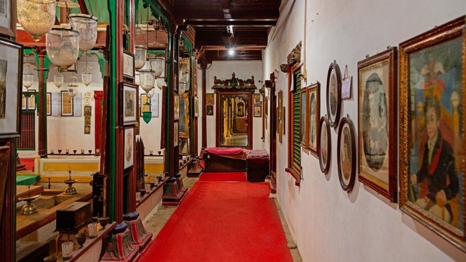 <strong>Aina Mahal : આઈના મહેલ</strong><br>આઈના મહેલ કચ્છના ભૂજમાં સ્થિત સુંદર ઐતિહાસિક ઈમારત છે. વર્ષ 1752માં નિર્મિત આઈના મહેલના ઉપરના ભાગને વર્ષ 2001માં આવેલા ભૂકંપથી નુકસાન પહોંચ્યુ હતું પરંતુ નીચેનો માળ પ્રવાસીઓ માટે ખુલ્લો છે, જેમાં કચ્છ રાજ્યની શોભાયાત્રા દર્શાવતી અદભૂત 15.2 મીટર સ્ક્રોલ છે. અહીના મ્યુઝિયમમાં કચ્છના ઘરેણાં, શસ્ત્રો અને કલાનું શાહી પ્રદર્શન જોવાલાયક છે. (Photo: Gujarat Tourism)