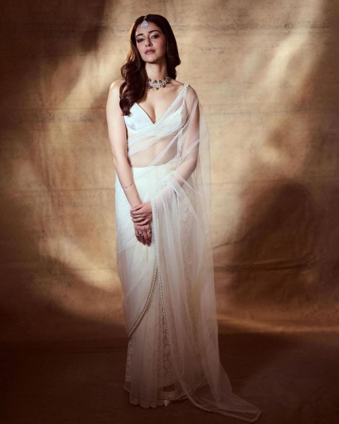 લગ્નની સીઝન ચાલી રહી છે, લગ્ન પ્રસંગમાં મોટેભાગે ફેશન સ્ટાઇલ પ્રમાણે આઉટફિટ પહેરવામાં આવે છે જેમાં મૉટે ભાગે રેડ, ગ્રીન અને પેસ્ટલ કલરના આઉટફિટ પહેરવા પસંદ કરે છે પરંતુ હવે સેલેબ્રિટીઝએ વ્યાખ્યાને બદલી નાખી છે અને રેગ્યુલર કલર કરતા વધારે વાઈટ ટ્રેડિશનલ આઉટફિટ વધારે ટ્રેન્ડિંગમાં છે અહીં સેલિબ્રિટીઝના કેટલાક ટ્રેડિશનલ લુક વિશે ચર્ચા કરી છે. 