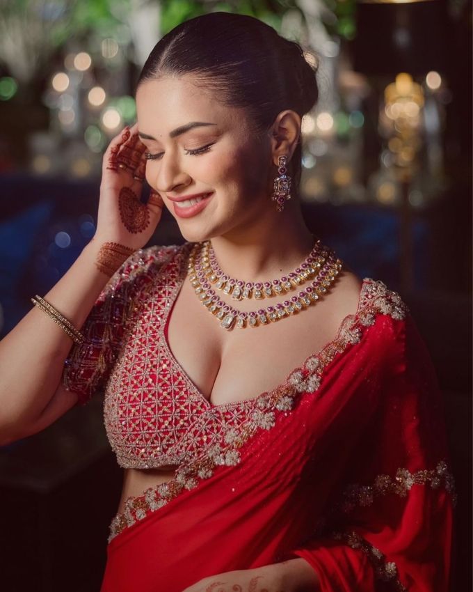 <strong>અવનિત કૌર મેકઅપ </strong>: મેકઅપની વાત કરીયે તો તેણે લાઈટ, નેચરલ, સ્કિન ટોન અકોર્ડીગ મિનિમલિસ્ટિક મેકઅપ કર્યો છે જેમાં લાઈટ આઈશેડો, આઈ લાઈનર, કાજલ, મસ્કરા અને લાઈટ રેડ કલરની મેટ લિપસ્ટિક કરી સાથે લુક કંપ્લીટ કર્યો છે.