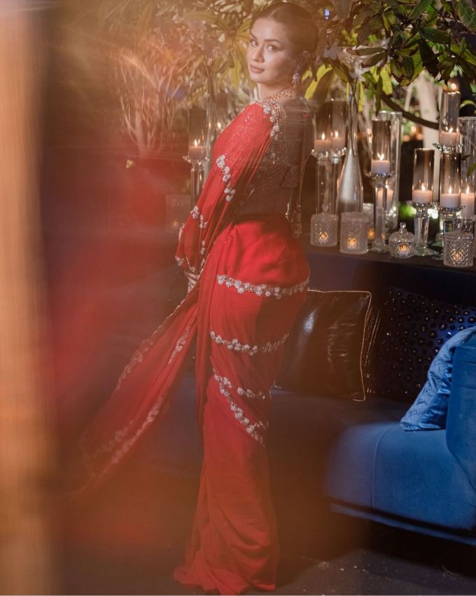 <strong>અવનિત કૌર બ્લાઉઝ </strong>: અવનિત કૌરએ આ આઉટફિટમાં રેડ કલરનું મેચિંગ બ્લાઉઝ પસંદ કર્યું છે, વી શેપ્ડ ડીપ નેકલાઇન વાળા બ્લાઉઝમાં હેન્ડ વર્ક ડિઝાઇન જોવા મળે છે જે ખુબજ એલિગન્ટ લાગે છે.