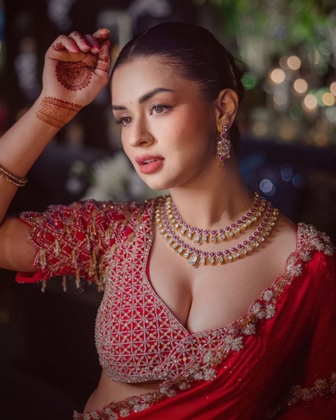 <strong>અવનિત કૌર : </strong>અવનિત કૌર ઇન્ડિયન એકટ્રેસ છે જે ટીવી અને ફિલ્મોમાં કામ કરે છે. એકટ્રેસ તેના બોલ્ડ અંદાજના લીધે હંમેશા ચર્ચામાં રહે છે. તે સોશિયલ મીડિયા પર તેની ફેશનન સ્ટાઇલના યુનિક ફોટોઝ શેર કરતી રહે છે, તાજતેરમાં તેણે રેડ ટ્રેડિશનલ સાડીમાં જોવા મળી હતી.