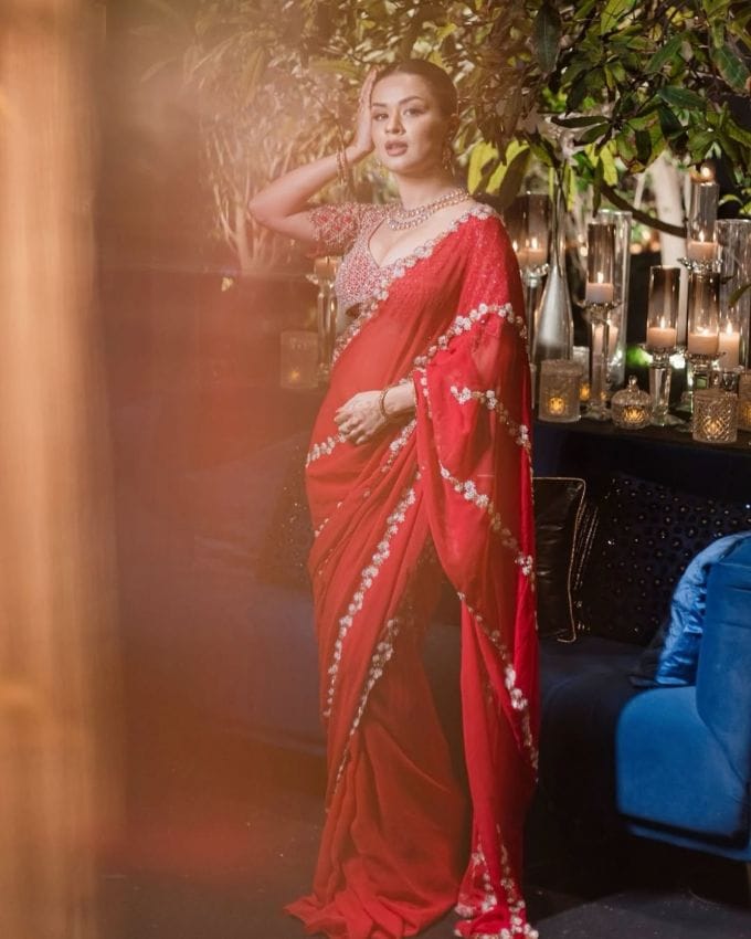 <strong>અવનિત કૌર હેરસ્ટાઇલ :</strong> અવનિત કૌરની હેરસ્ટાઇલની વાત કરીયે તો તેણે સિમ્પલ હાઈ બન હેરસ્ટાઇલ સાથે લુક કંપ્લીટ કર્યો છે, આ ઉપરાંત તેણે હાથમાં શોર્ટ ડિટેઇલ ડિઝાઇન વાળી મહેંદી કરી છે.