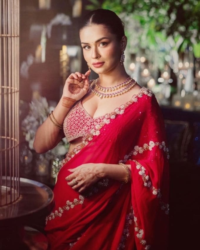 <strong>અવનિત કૌર રેડ સાડી </strong>: અવનિત કૌરએ રેડ કલરની ટ્રેડિશનલ સાડી પસંદ કરી છે જે ડિઝાઈનર પીસ છે, રેડ સાડીમાં બોર્ડર લેસમાં હેન્ડ વર્ક ફ્લોરલ ડિઝાઇનમાં જોવા મળે છે, આવી સેઈમ ડિઝાઇન આખી સાડીમાં છૂટી છૂટી જોવા મળે છે.