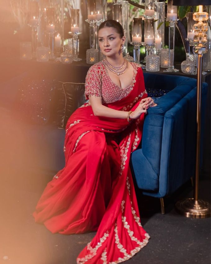 <strong>અવનિત કૌર જ્વલેરી </strong>: જવેલરીની વાત કરીયે તો તેણે લોન્ગ 2 લેયર ડાયમન્ડ નેકલેસ પસંદ કર્યો છે, જેમાં મેચિંગ સ્ટડ ઈયરિંગ્સ જોવા મળે છે, આ ઉપરાંત એકટ્રેસે હાથમાં સિમ્પલ 2 બેન્ગલ્સ પહેરી છે.