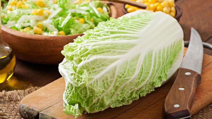 કોબીજ : Cabbage<br>યુરોપથી આવેલી કોબીજ સંસ્થાનવાદી સમયગાળા દરમિયાન ભારતમાં પહોંચી હતી. આજે તે ઘણી ભારતીય વાનગીઓમાં એક મહત્વપૂર્ણ શાકભાજી તરીકે ઉપયોગમાં લેવાય છે. (Photo: Freepik)