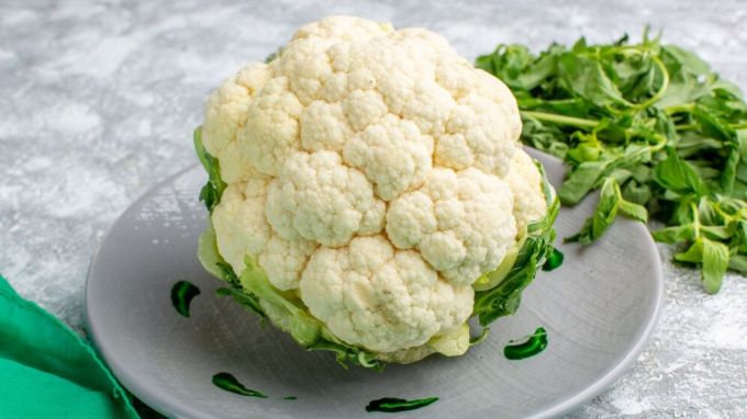 ફ્લાવર : Cauliflower<br>ફ્લાવર ભૂમધ્ય સાગર ક્ષેત્રની શાકભાજી છે. ભારતમાં તે એટલું લોકપ્રિય થઇ ગઇ છે કે કોબીજમાંથી બનતી અનેક પ્રકારની વાનગીઓ એક ખાસ સ્થાન ધરાવે છે. (Photo: Freepik)