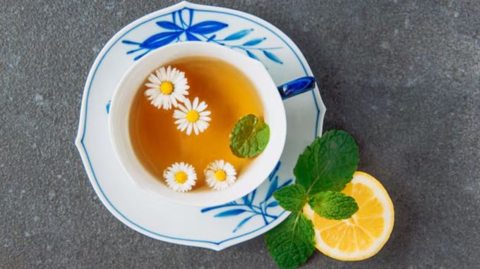 <strong>Chamomile Tea : કેમોમાઈલ ટી</strong><br>કેમોમાઈલ ટી એક હર્બલ ટી છે, જે શિયાળામાં શરદીથી રાહત આપવાની સાથે તણાવ અને અનિદ્રા જેવી સમસ્યાને પણ દૂર કરે છે. આ ચા પીવાથી નર્વસ સિસ્ટમ શાંત થાય છે અને સારી ઊંઘ આવે છે.(Photo: Freepik)