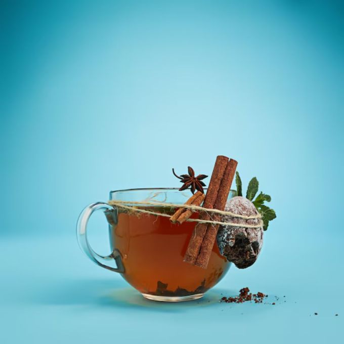 <strong>Cinnamon Tea : તજની ચા</strong><br>તજમાં એન્ટીઓક્સીડેન્ટ અને એન્ટી ઇન્ફ્લેમેટરી હોય છે, જે શિયાળામાં શરીરને ગરમ રાખે છે. તેને મધમાં ભેળવીને પીવાથી શરીરને ગરમી મળે છે સાથે સાથે પાચનતંત્ર પણ સુધરે છે. (Photo: Freepik)