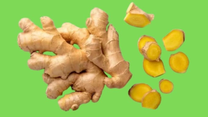 <strong>આદુ: </strong>આદુની પ્રકૃતિ ખૂબ જ ગરમ હોય છે. આ ઉપરાંત તે પાચન પ્રક્રિયાને પણ સ્વસ્થ રાખે છે. તેથી તમારે શિયાળામાં આદુનું સેવન કરવું જોઈએ. તમે આદુની ચા, પાણી અથવા ઉકાળો વગેરે પણ પી શકો છો. શરદી અને ઉધરસની સ્થિતિમાં તમે આદુનો રસ પણ પી શકો છો.